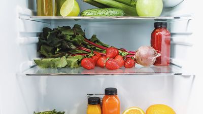 Tres jóvenes crean una etiqueta que indica si un alimento está en buen estado para el consumo