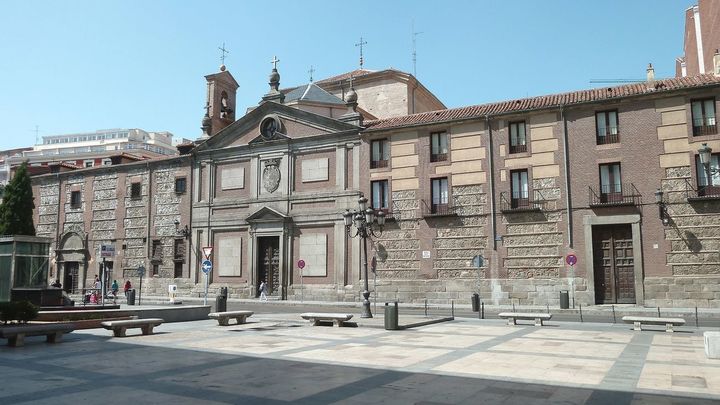 Fachada principal del Monasterio de las Descalzas Reales de Madrid / WIKIPEDIA | Luis García