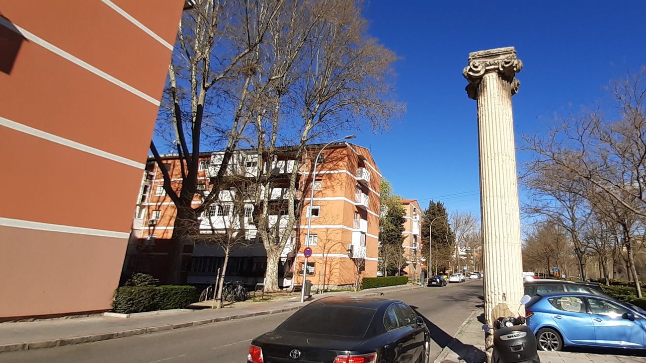Una de las columnas clásicas en la Calle Ribera del Manzanares