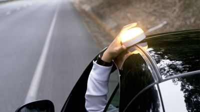 Automovilistas europeos defienden el uso de la luz rotatoria en lugar de los triángulos en carretera