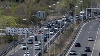 Mucho tráfico y retenciones en las salidas de Madrid, sobre todo en la A-1 y A-3
