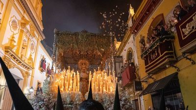 La 'Madrugá' sevillana se luce en una  noche cálida marcada por los sentimientos
