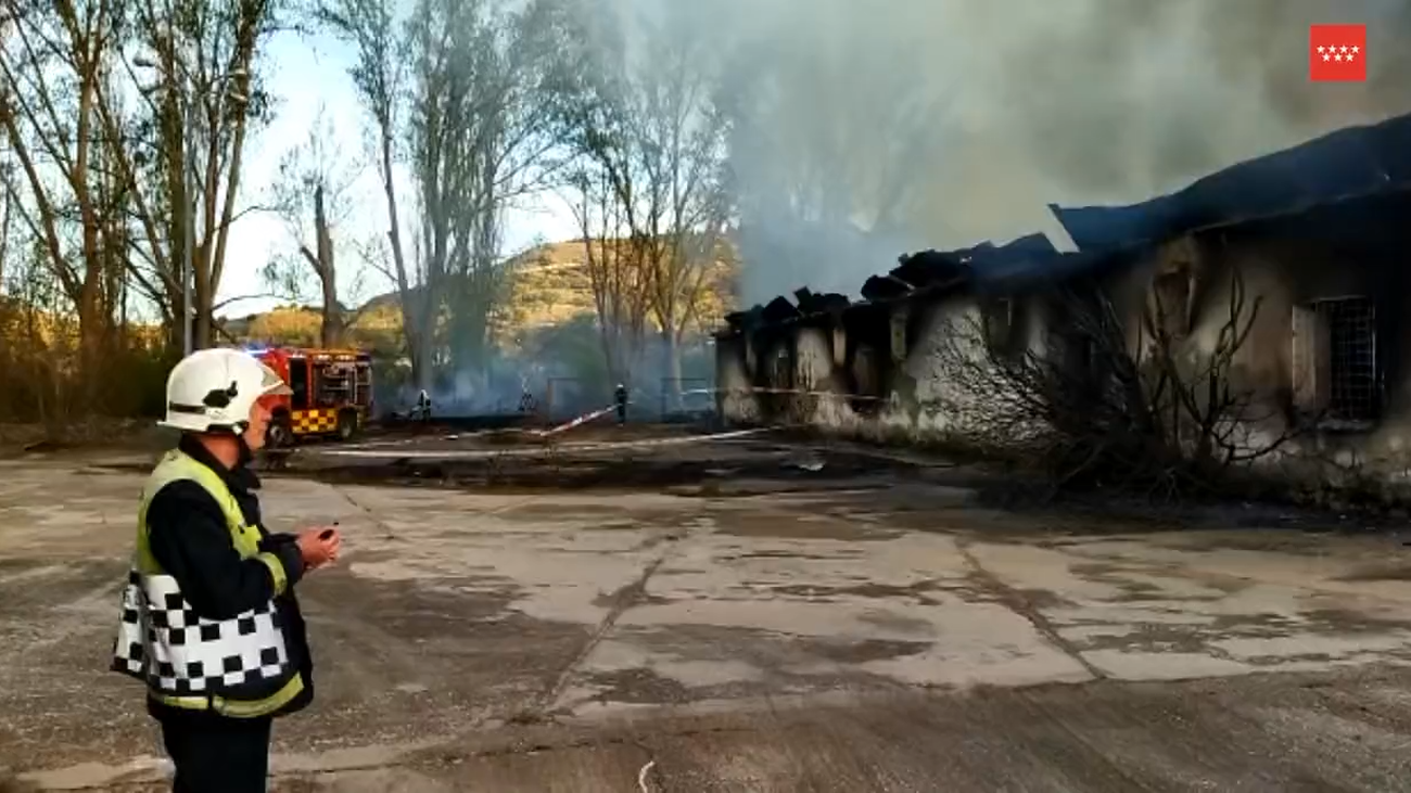 Se incendia una nave industrial abandonada en Orusco de Tajuña