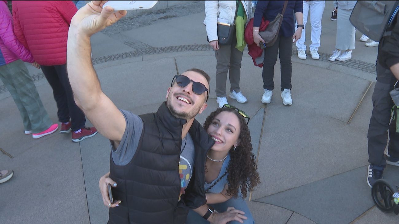 Turista haciéndose un selfi en el nuevo 'km.0'