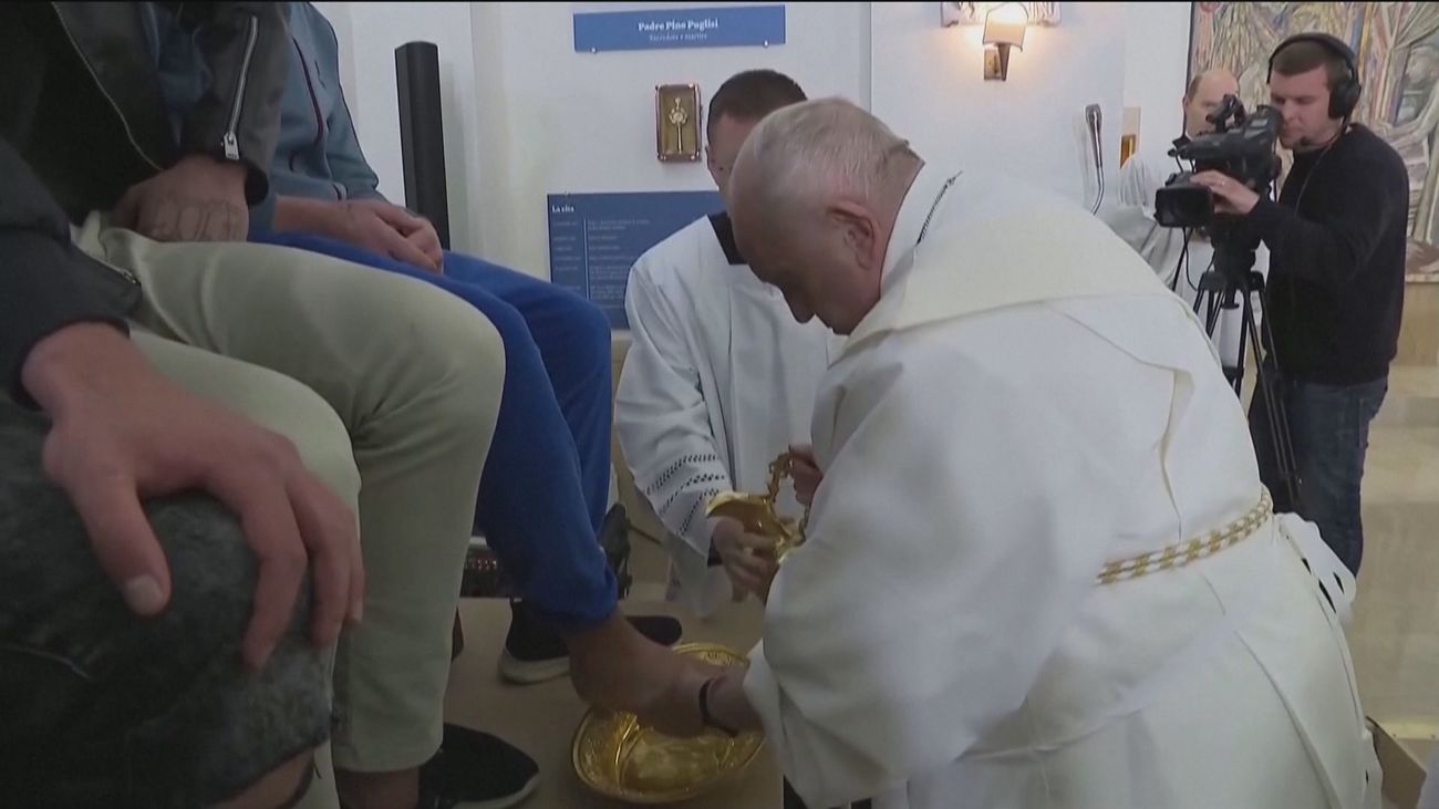 El papa Francisco lava los pies de doce jóvenes presos el Jueves Santo