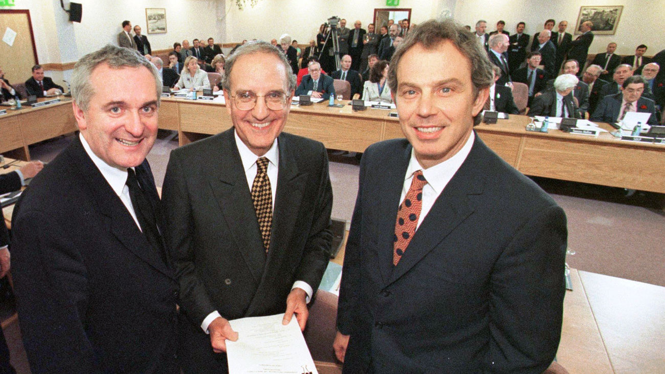 El primer ministro británico Ton y Blair, y el primer ministro irlandés Bertie Ahern, posan con el senador estadounidense George Mitchell, después de firmar el Acuerdo del Viernes Santo el 10 de abril de 1998
