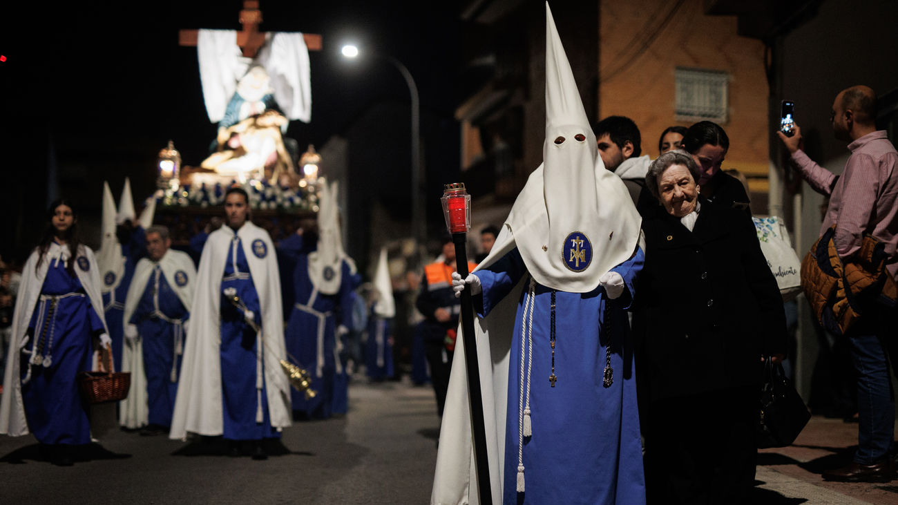 Cofrades y penitentes durante la procesión del Santo Sepulcro, durante el Viernes Santo, a 7 de abril de 2023, en Parla