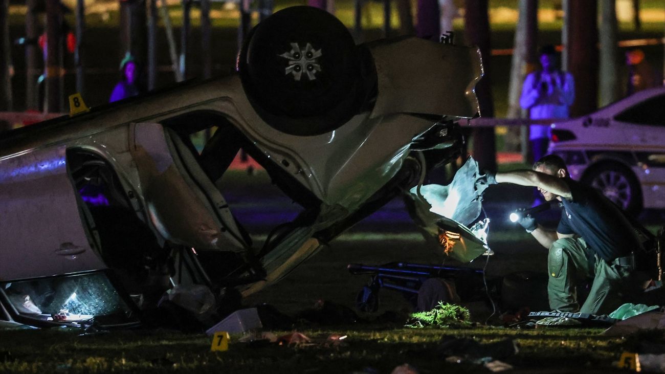La policía  y los oficiales forenses trabajan en el lugar después de que un conductor embistiera a los transeúntes con su automóvil, en Israel