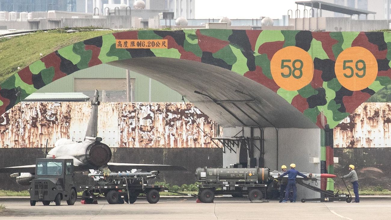 El personal de la Fuerza Aérea carga misiles para armar un avión de combate Mirage 2000 dentro de la base aérea en Hsinchu, Taiwán, el 8 de abril de 2023.