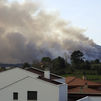 Un incendio forestal en Asturias  acecha a varias viviendas de Las Regueras