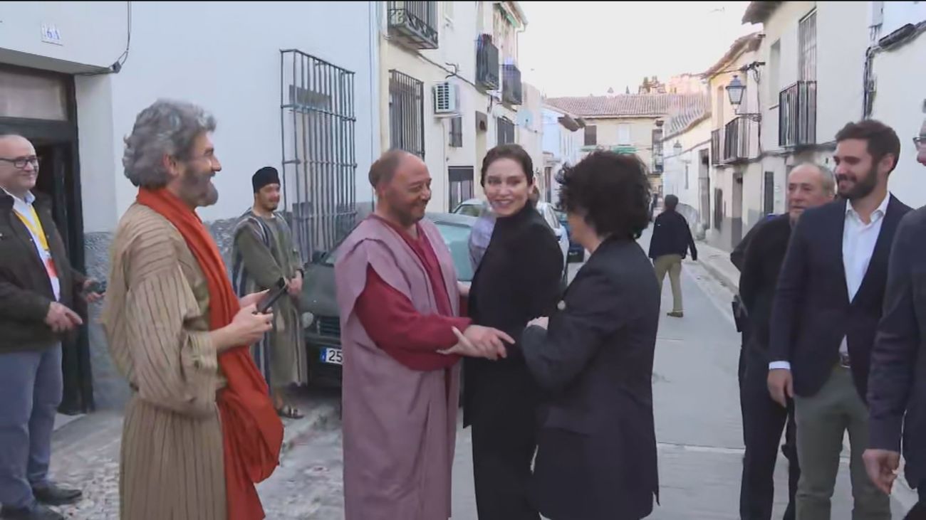 Ayuso y los Reyes de España asisten a la Pasión Viviente de Chinchón