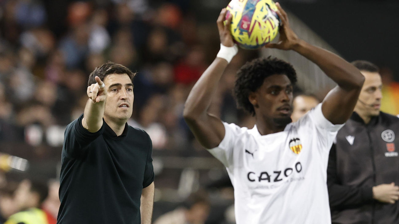 Iraola, satisfecho con el punto pero indignado con el arbitraje en Mestalla