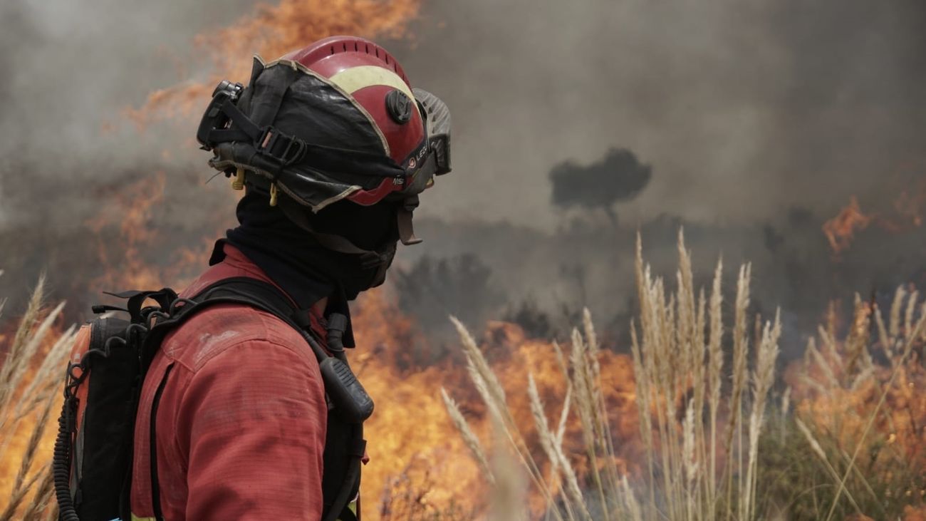 Miembro de la UME durante un incendio forestal
