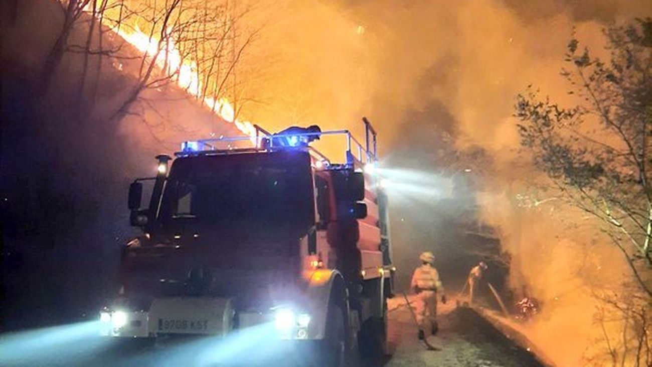 Bomberos de Cantabria en un incendio forestal