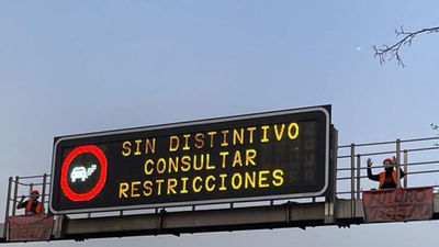 Detenidas dos activistas tras subirse a una señal luminosa y cortar la M-30