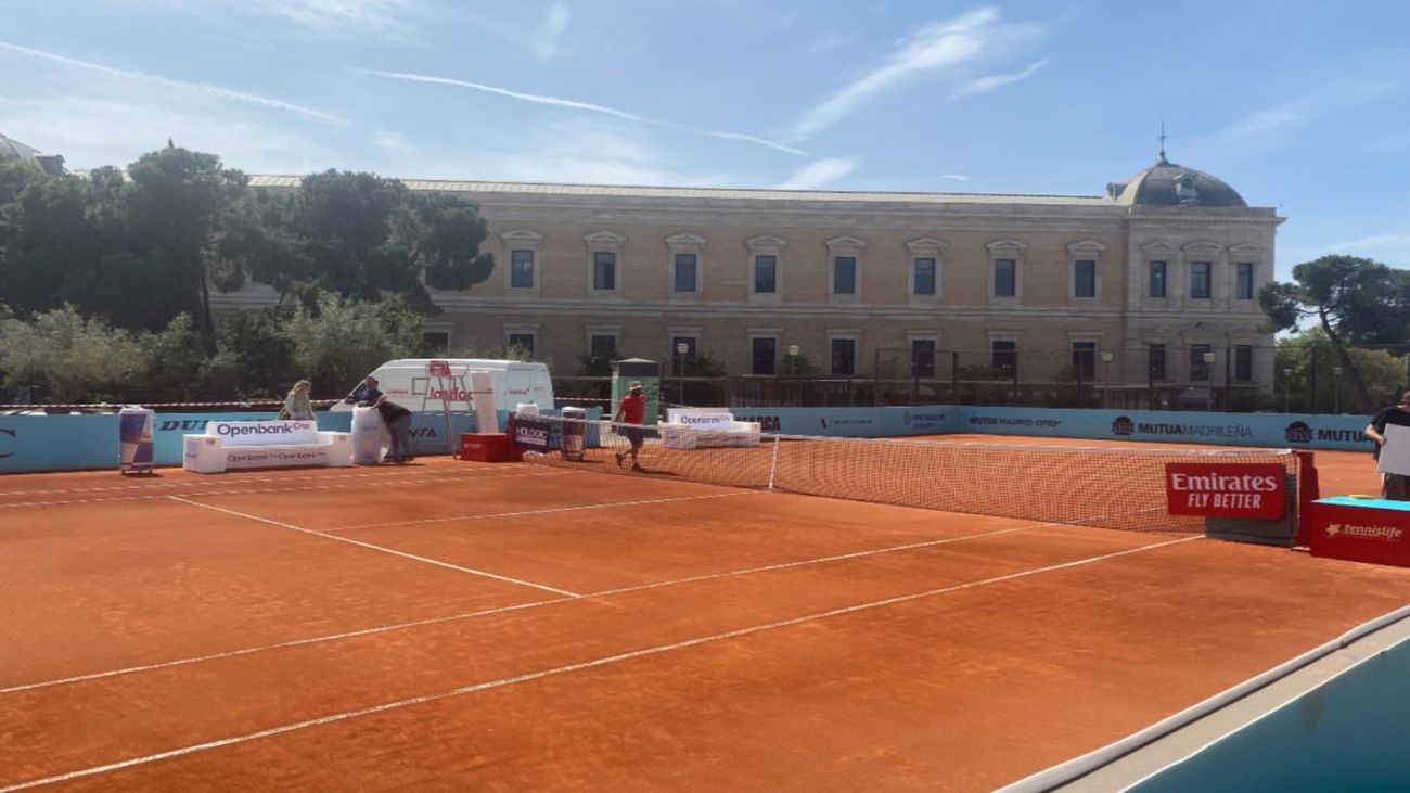 Una pista de tenis invade la Plaza de Colón