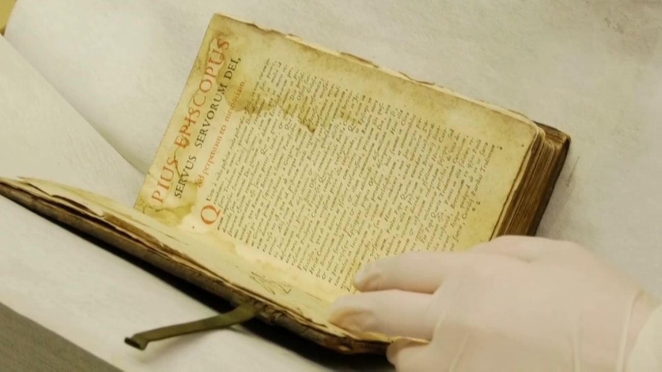 Taller de restauración de libros, las joyas de la sabiduría, en el Palacio Real