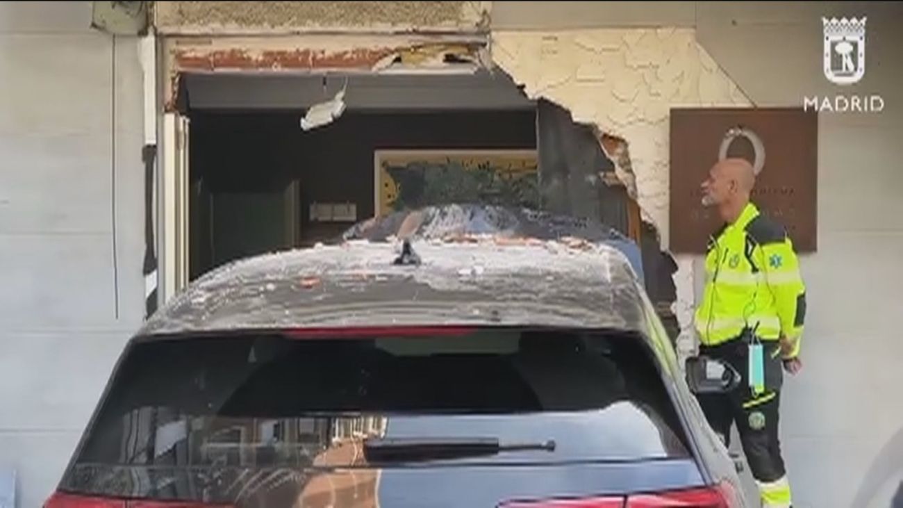 Heridas dos empleadas después de que un coche se empotre contra una oficina de Hortaleza
