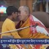 El Dalai Lama se disculpa tras dar un beso a un niño en a boca y pedirle que "le chupe la lengua"