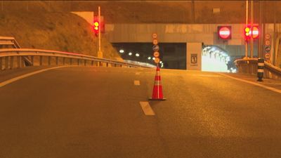 Cuatro heridos al estrellarse un turismo contra dos vehículos de mantenimiento en Calle 30