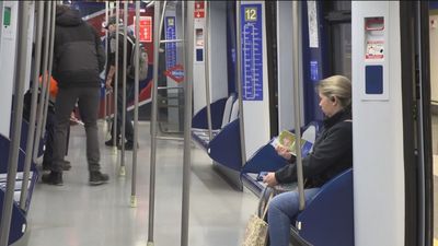 Metro obsequia con un regalo a los viajeros más madrugadores por el aniversario de Metrosur