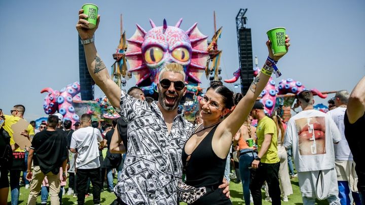 Asistentes posan a la cámara en el festival Elrow Town Madrid / EUROPA PRESS