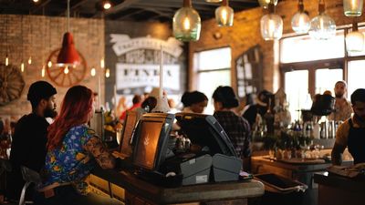 Restaurantes que sugieren dejar propina: ¿puede esta costumbre americana implantarse en Madrid?