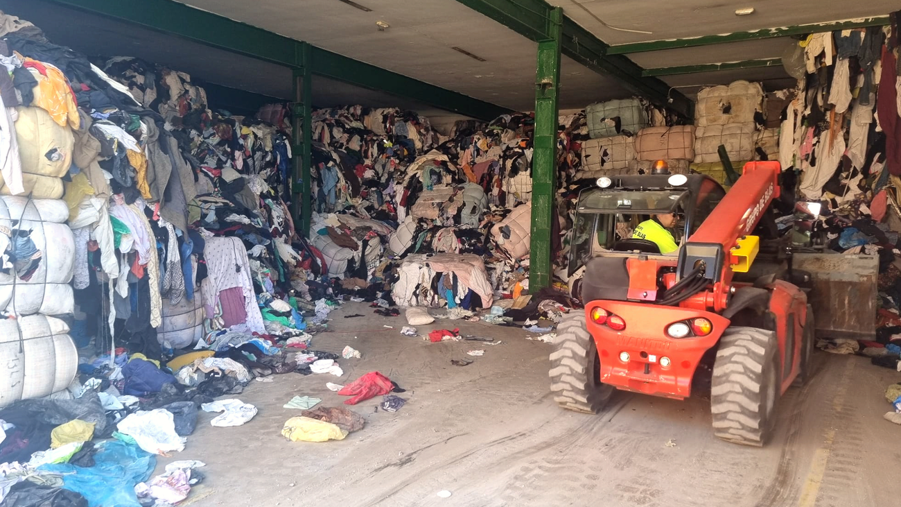 ¿El vertedero de ropa usada de Humanes cumple sus últimas horas?