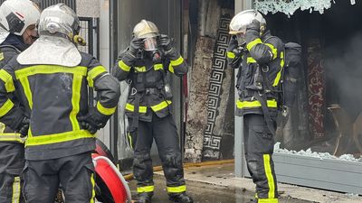 Arde por completo un bazar de muebles y artículos textiles en Parla