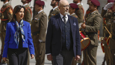 Robles recibe en Madrid al ministro de Defensa de Ucrania y le promete el apoyo "total" de España