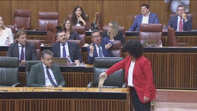 Adelante Andalucía echa arena en el escaño de Moreno en el Parlamento andaluz