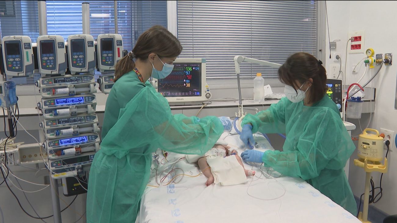 Salvan a una bebé de 3 meses en el 12 de Octubre con una máquina ECMO