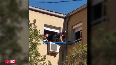 Detenida en Vallecas la madre de una niña de 7 años rescatada de un alféizar