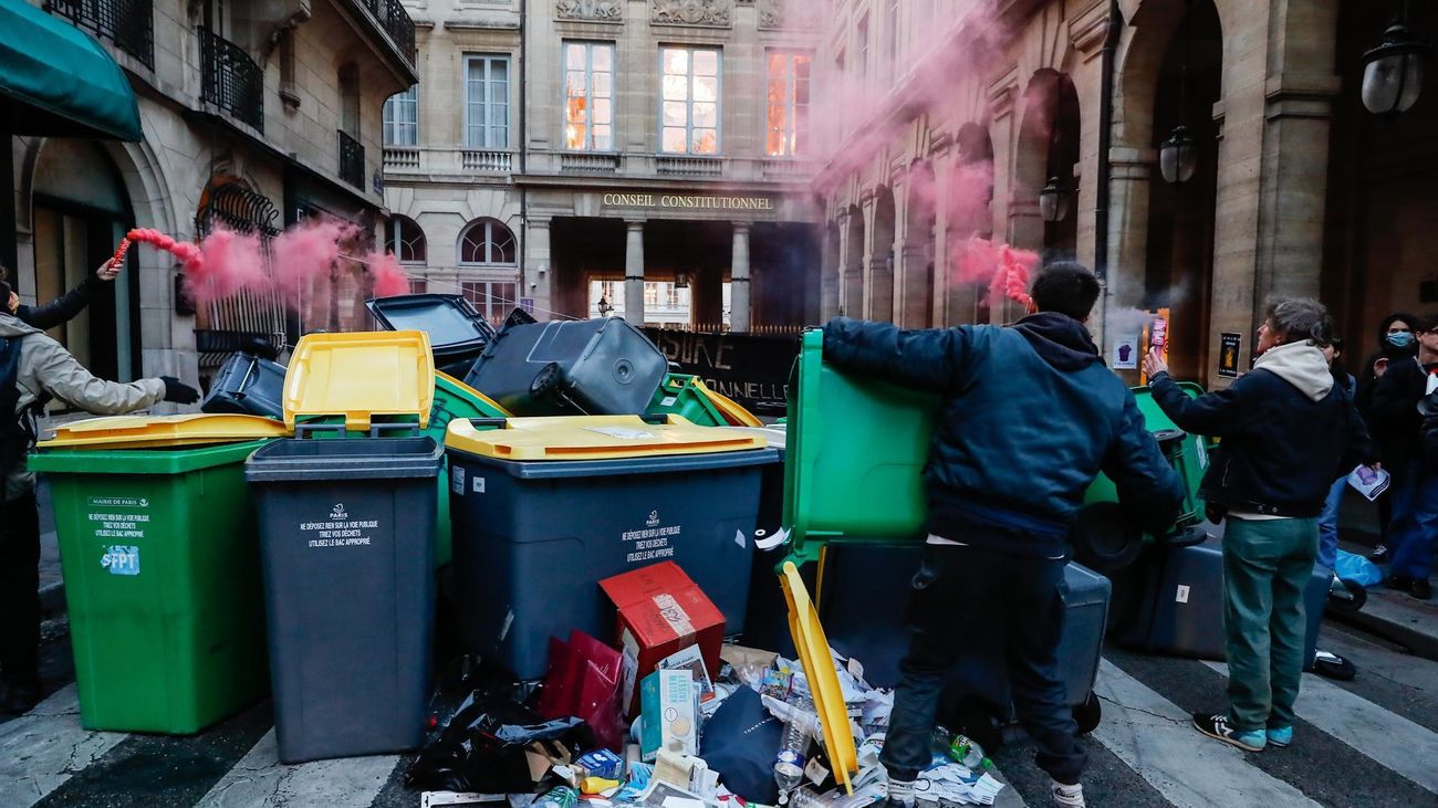 Continúan las protestas contra la reforma de Macron a la espera del dictamen constitucional