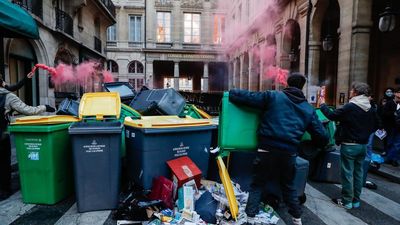 Continúan las protestas contra la reforma de Macron a la espera del dictamen constitucional