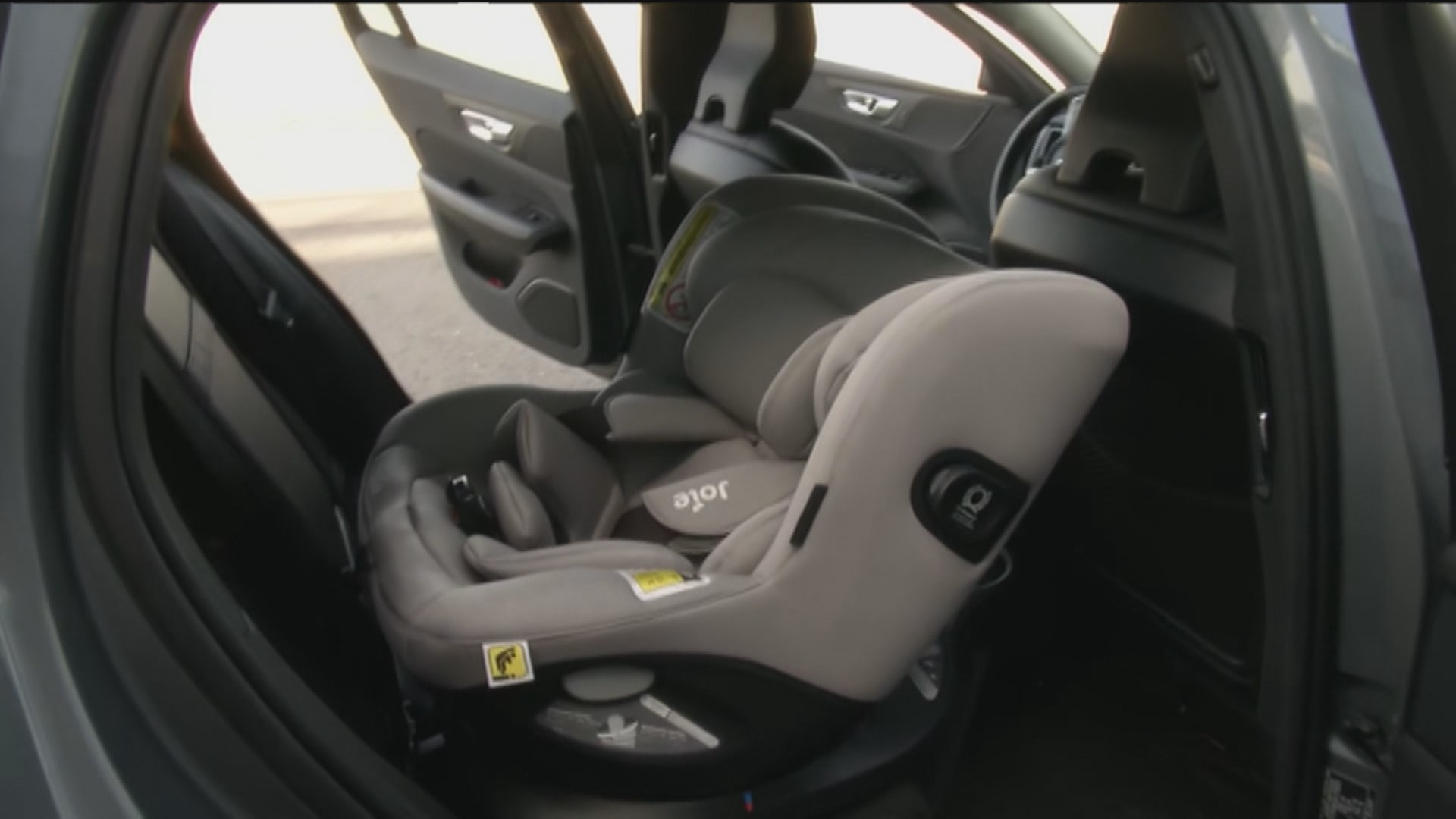 Cómo colocar bien la silla de bebés y niños en el coche