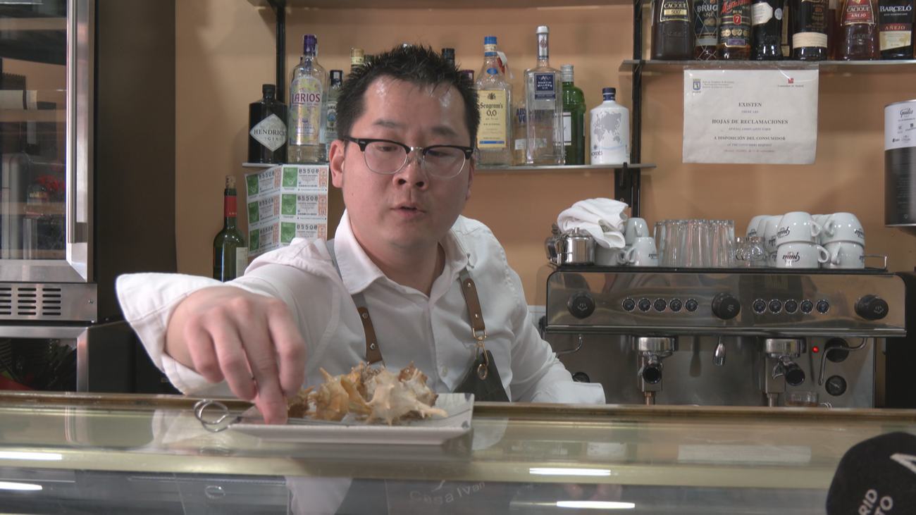 Un chino muy castizo regenta ahora el clásico bar Delfín