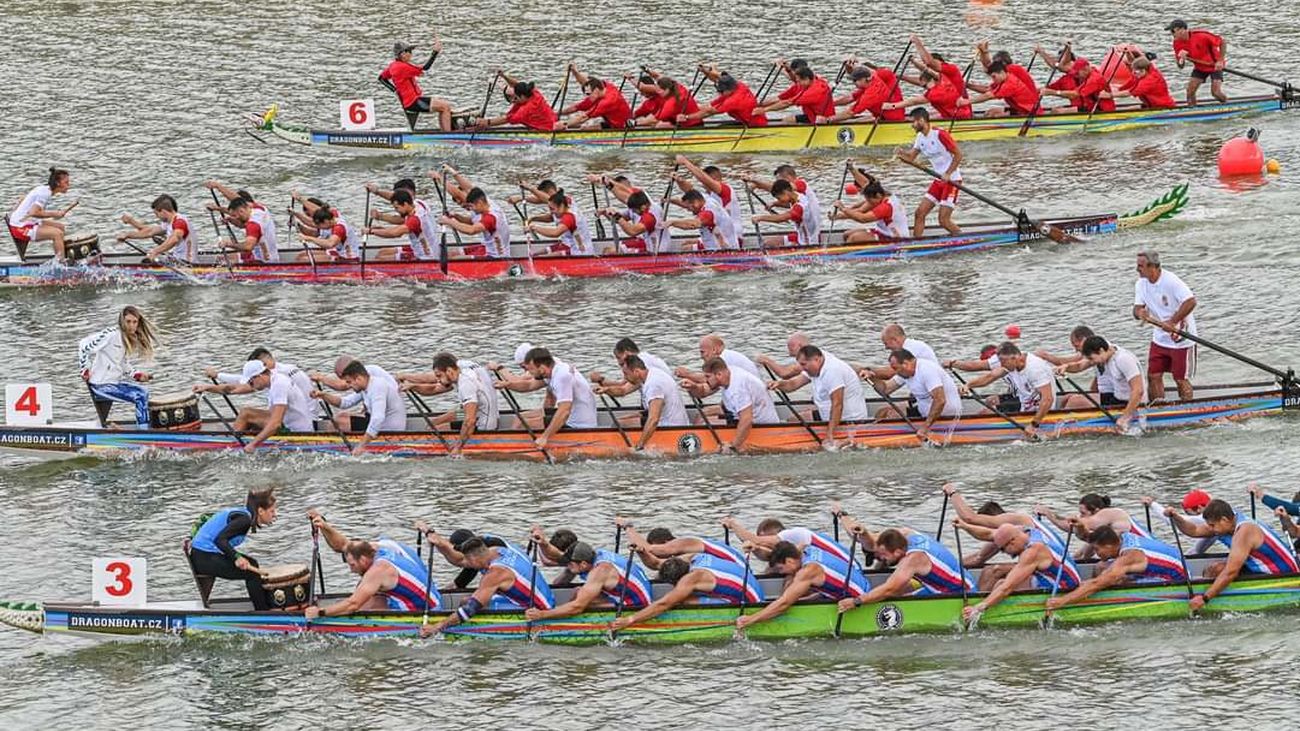 Unos 800 piragüistas participan en El Retiro en el Campeonato de España de Barco Dragón