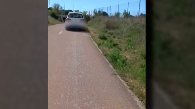 Un coche en pleno carril bici en Colmenar Viejo, y no es la primera vez: ¿por qué sucede esto?