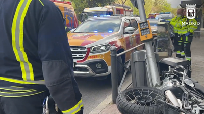 Grave accidente en la Avenida de Valladolid de Madrid con una moto que acaba golpeando un carrito de bebé