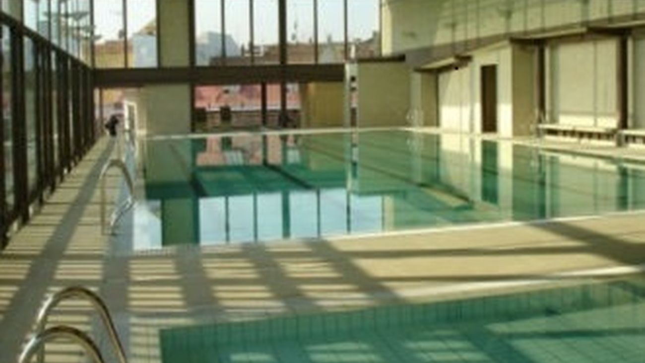 Cerrada la piscina de San Antón al detectarse desperfectos en la fachada de vidrio
