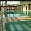 Cerrada la piscina de San Antón al detectarse desperfectos en la fachada de vidrio