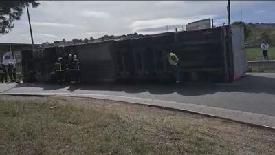 Sale ileso el conductor de un tráiler que ha volcado en Pinto