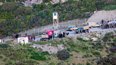 200 migrantes subsaharianos intentan saltar la valla de Ceuta