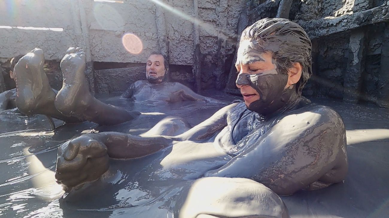 Nadamos en el lodo caliente del volcán del Totumo, Colombia