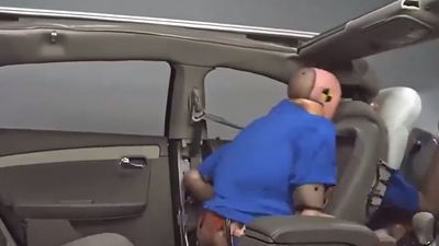 ¿Eres de los que piensas que no es necesario ponerse el cinturón en las plazas traseras?, mira este vídeo