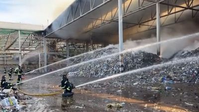Un incendio en Valdemingómez provoca  una gran columna de humo visible en todo Madrid