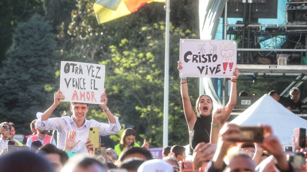 Miles de madrileños celebran la Fiesta de la Resurrección en Cibeles