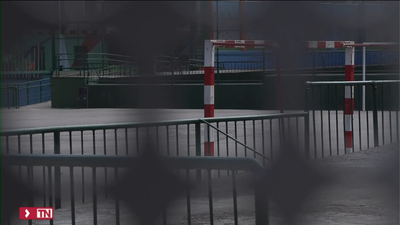 Muere un niño de 12 años tras recibir un balonazo en un colegio de Sestao