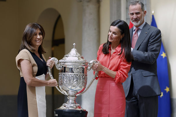 La directora del Hospital Nacional de Parapléjicos de Toledo, Sagrario de la Azuela recibe uno de los galardones de manos de los reyes Felipe VI y Letizia / EFE